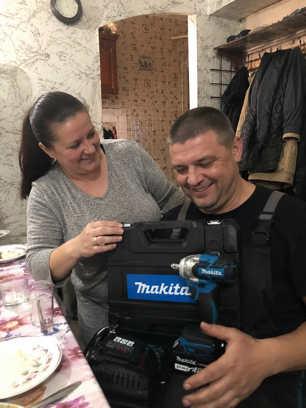 Покупець з комплектом гайковерта